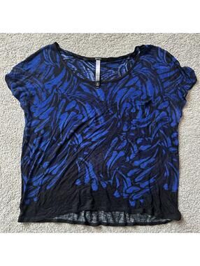 Kensie size LG Black and Blue Abstract Print Short Sleeve Knit Top